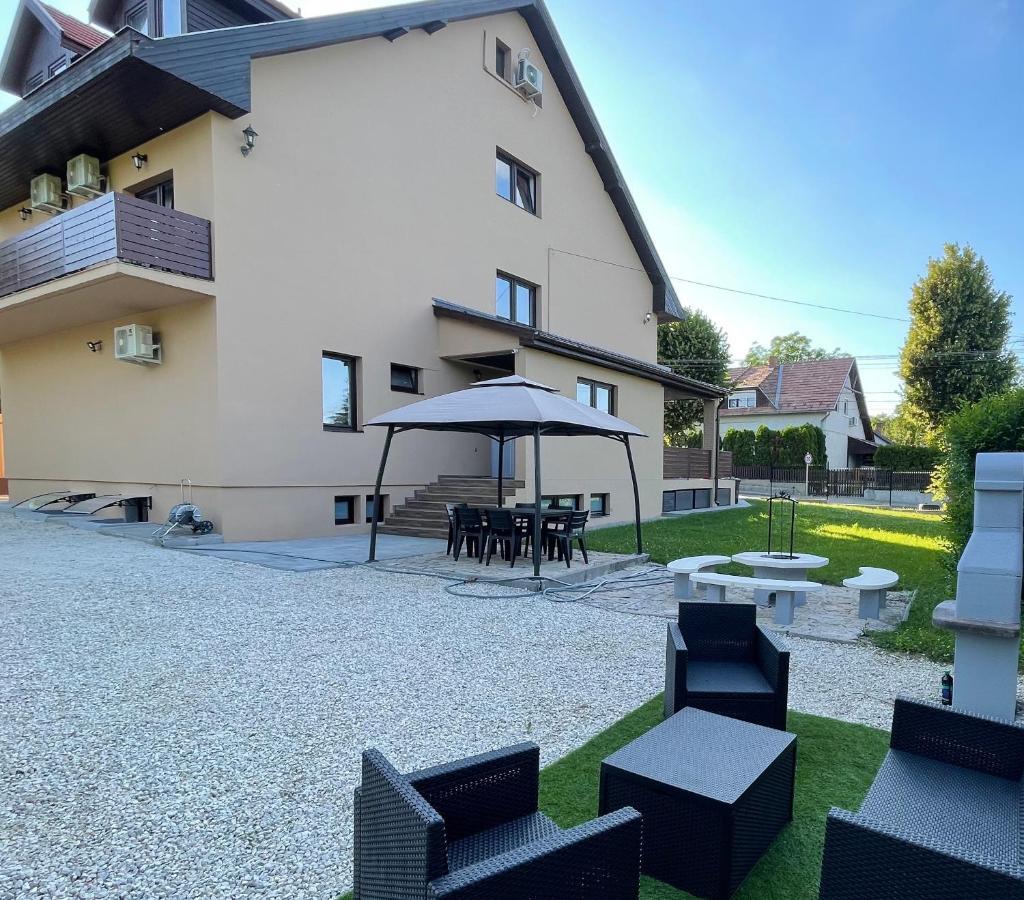 CITY Apartmanház Balatonföldvár Esterno foto